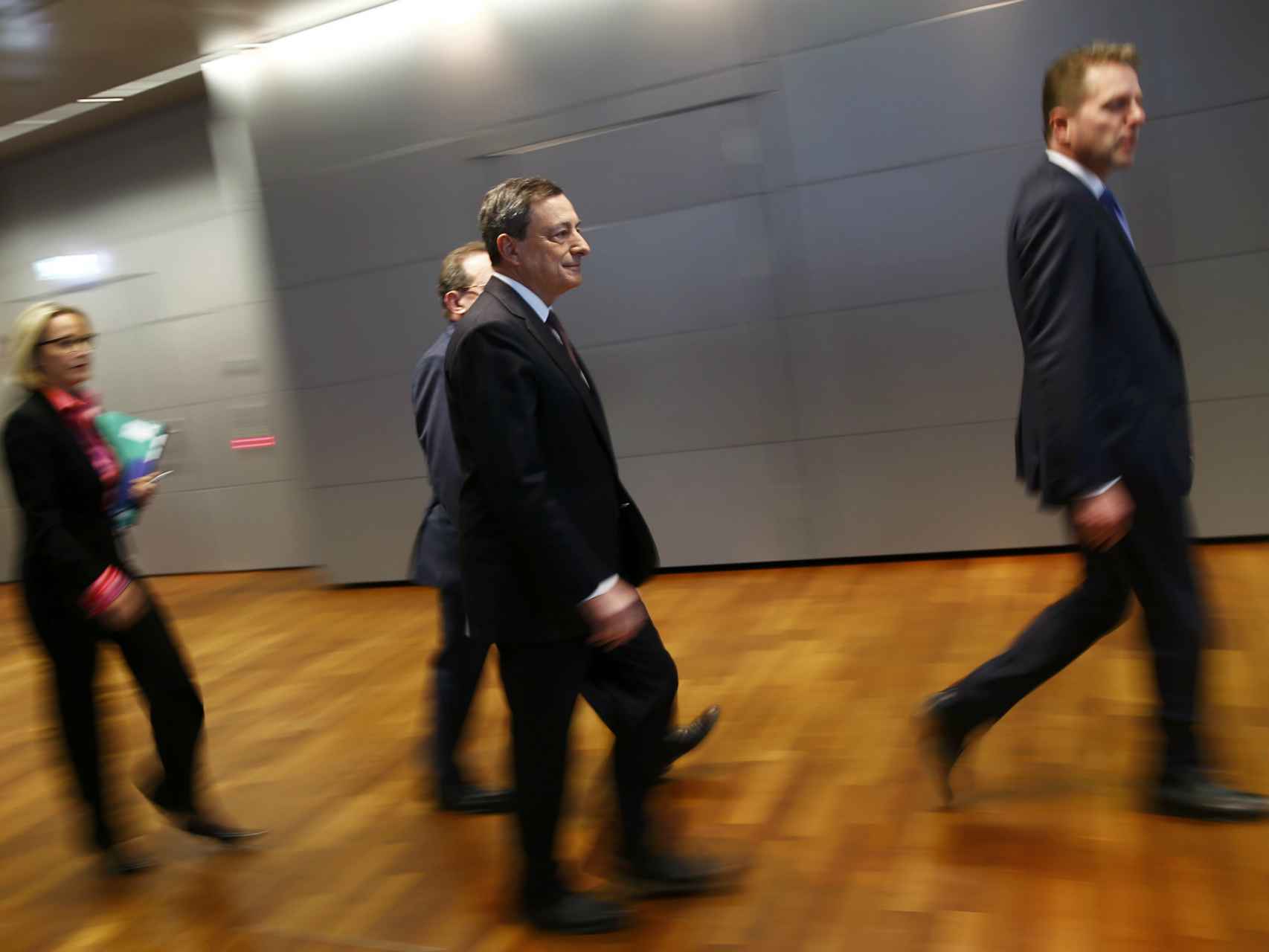 Draghi entra en la rueda de prensa en Fráncfort.