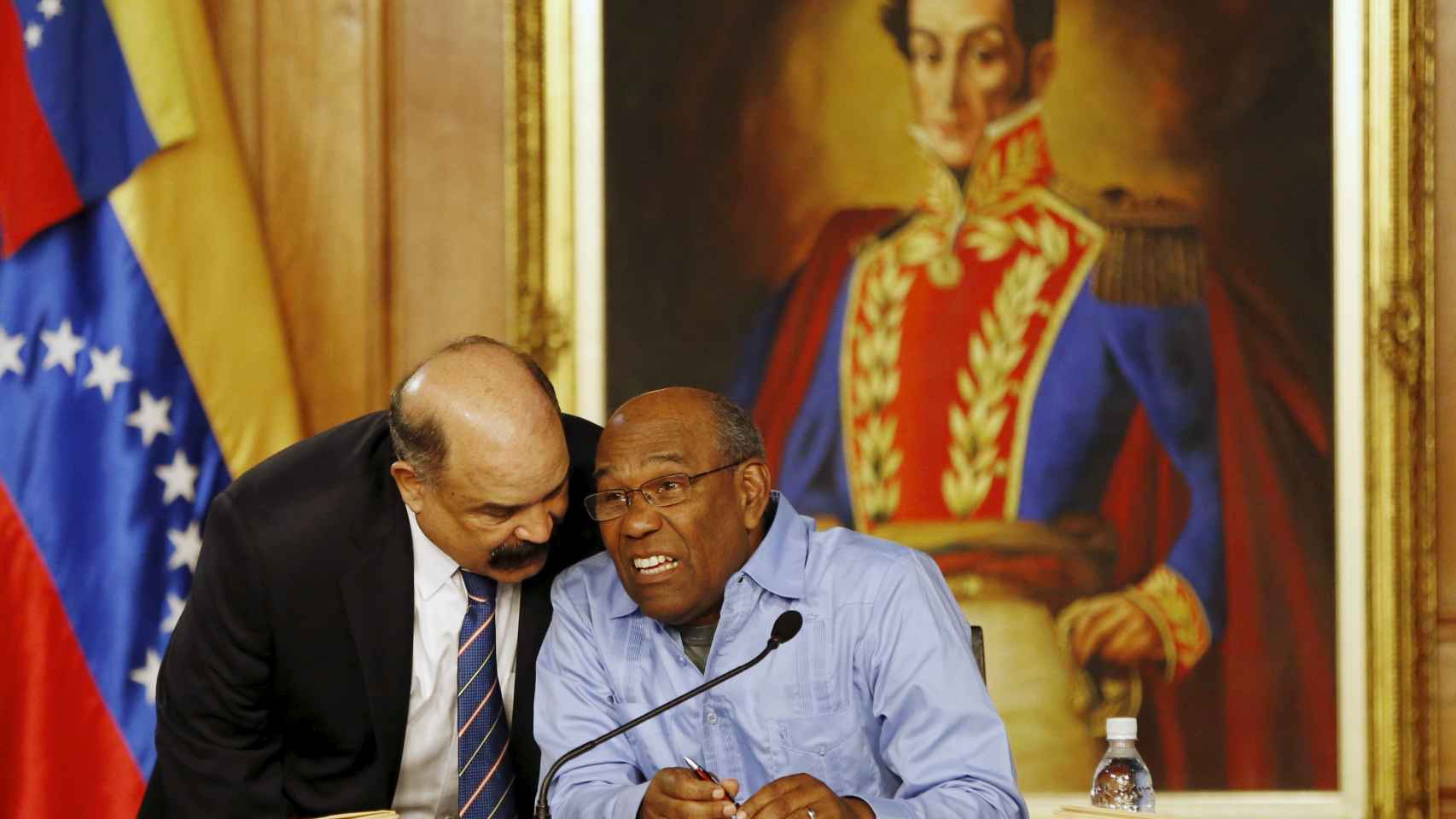 El vicepresidente venezolano, Aristóbulo Istúriz, con el presidente del Banco central del país