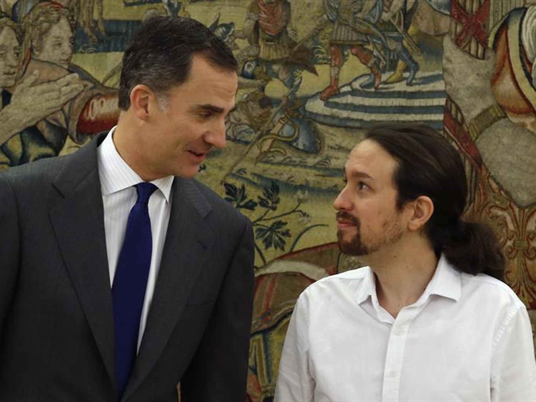 El Rey Felipe VI recibe al líder de Podemos, Pablo Iglesias, durante la ronda de consultas.