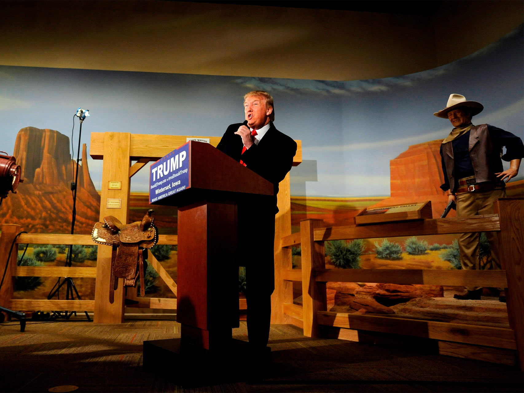 Trump en el museo de la ciudad natal de John Wayne.