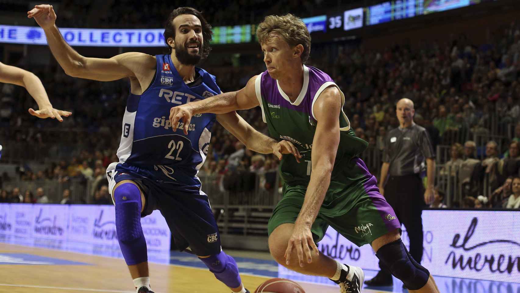 Kuzminskas intenta zafarse de Jordi Grimau durante el Unicaja-Gipuzkoa Basket.