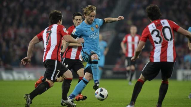 Rakitic conduce el balón ante el Athletic.