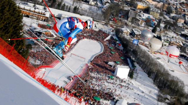 Un esquiador en pleno descenso de Kitzbühel.