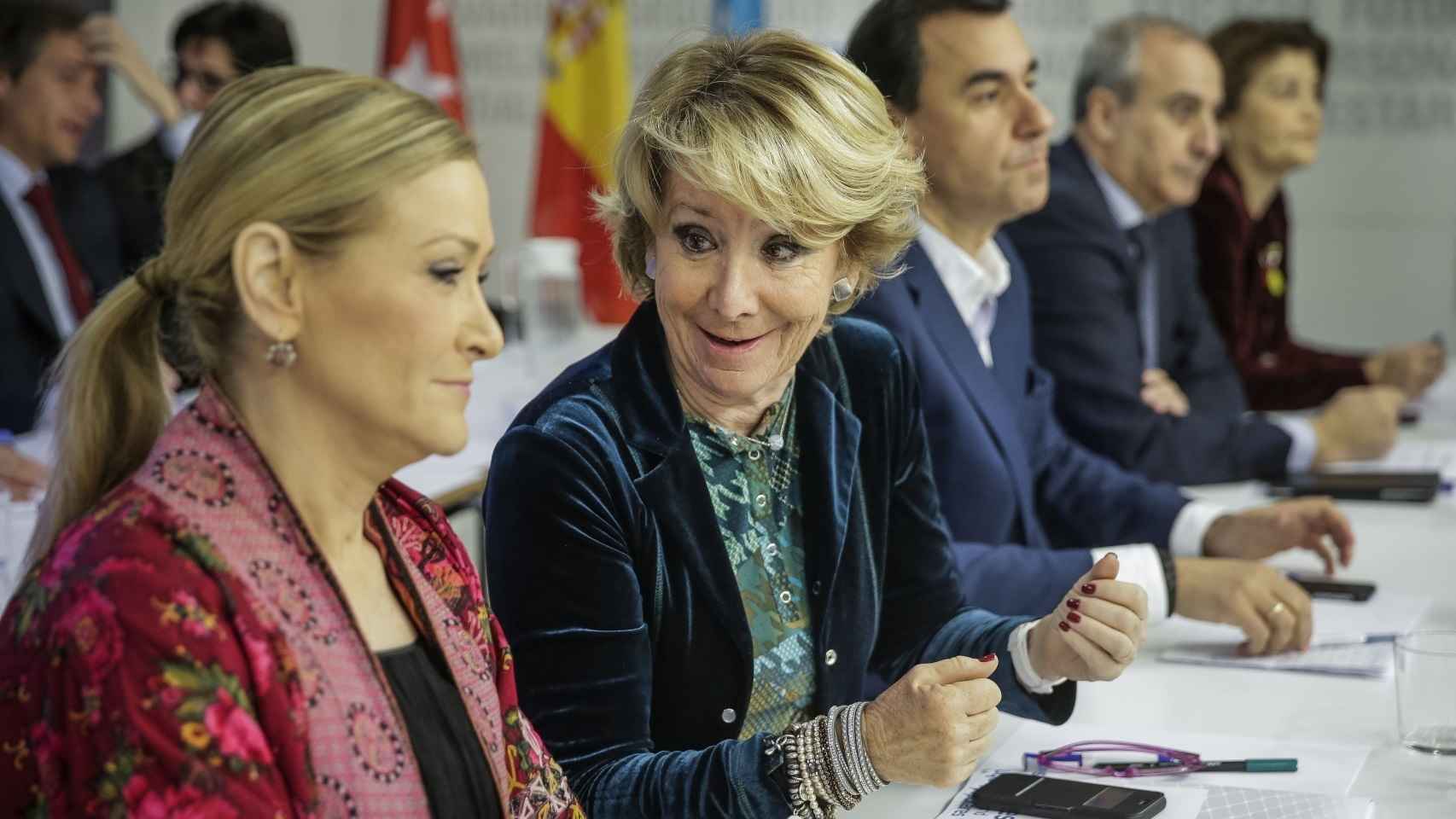 Esperanza Aguirre se dirige a Cristina Cifuentes en la Junta Directiva.