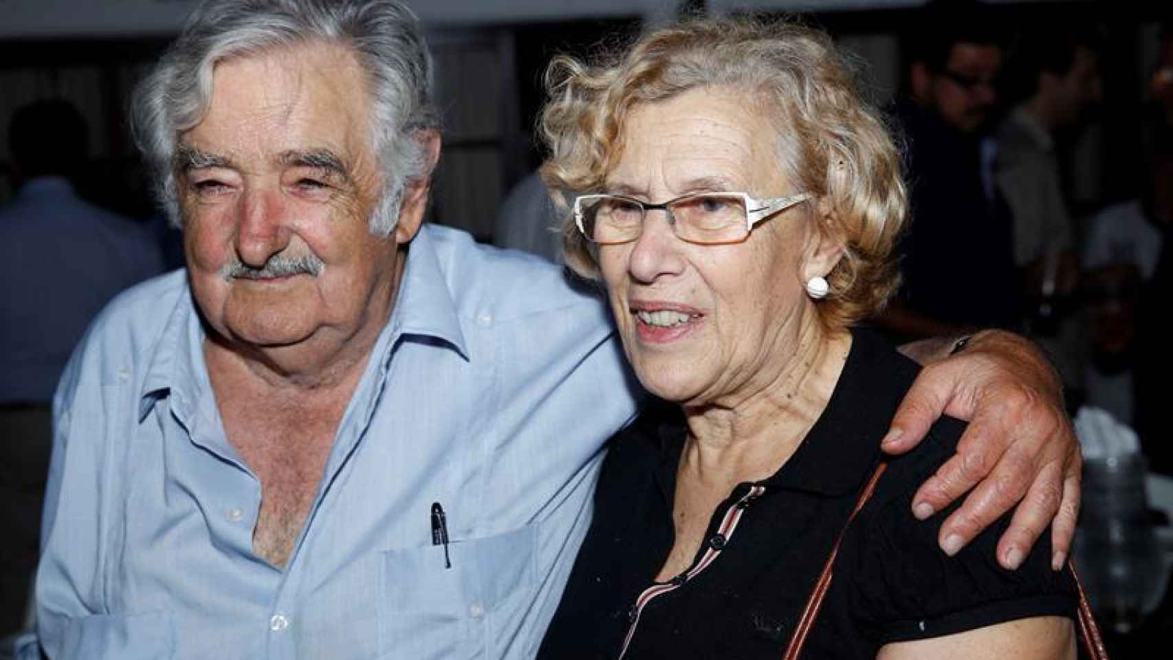 El expresidente uruguayo José Mujica (i) posa junto a la alcaldesa de Madrid, Manuela Carmena (d), en una recepción en honor a la jefa del consistorio.