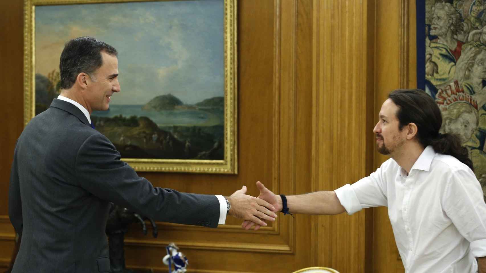 El Rey Felipe VI recibe al líder de Podemos, Pablo Iglesias, durante la ronda de consultas.