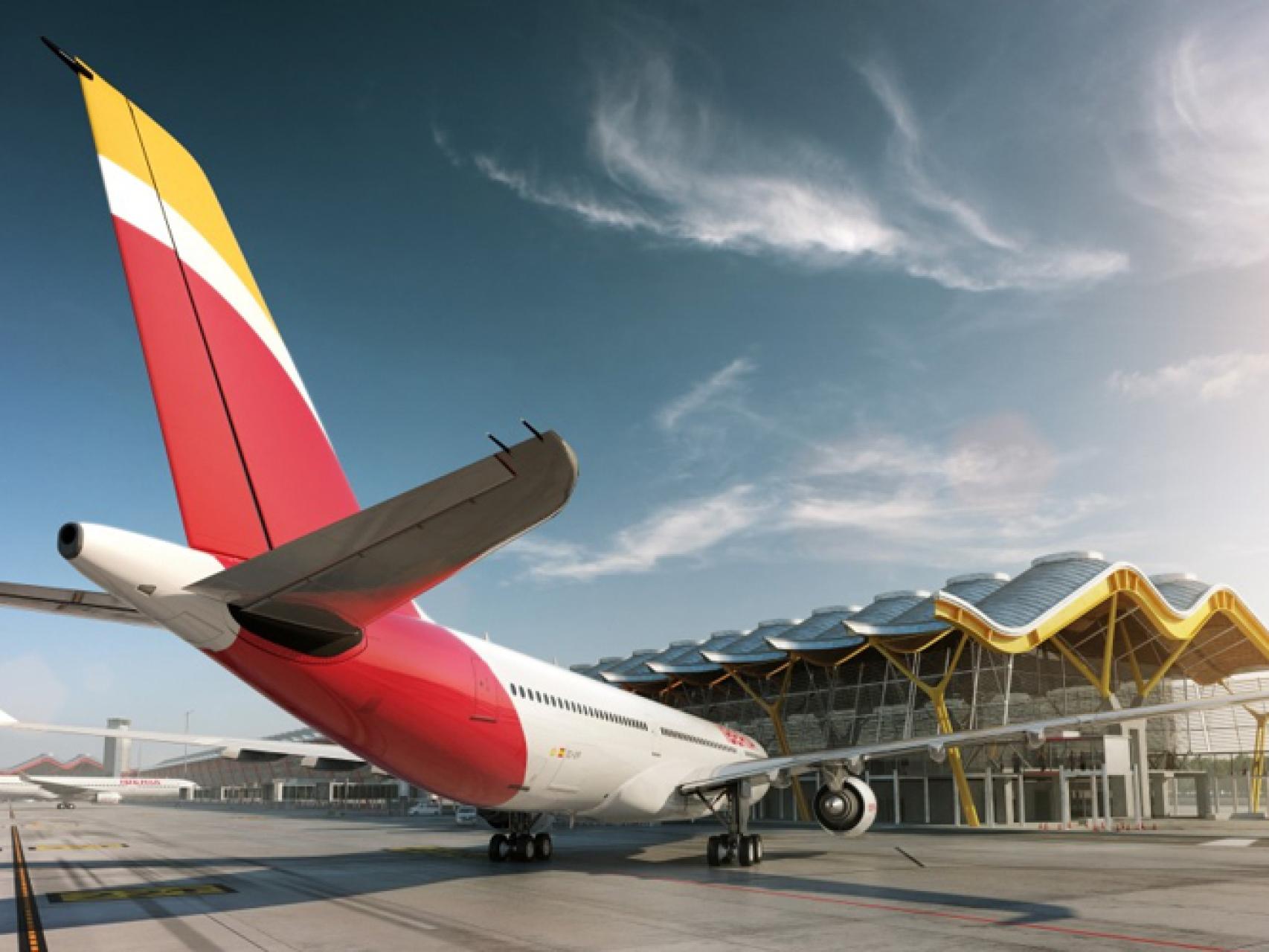 Un avión de Iberia en el aeropuerto de Madrid.