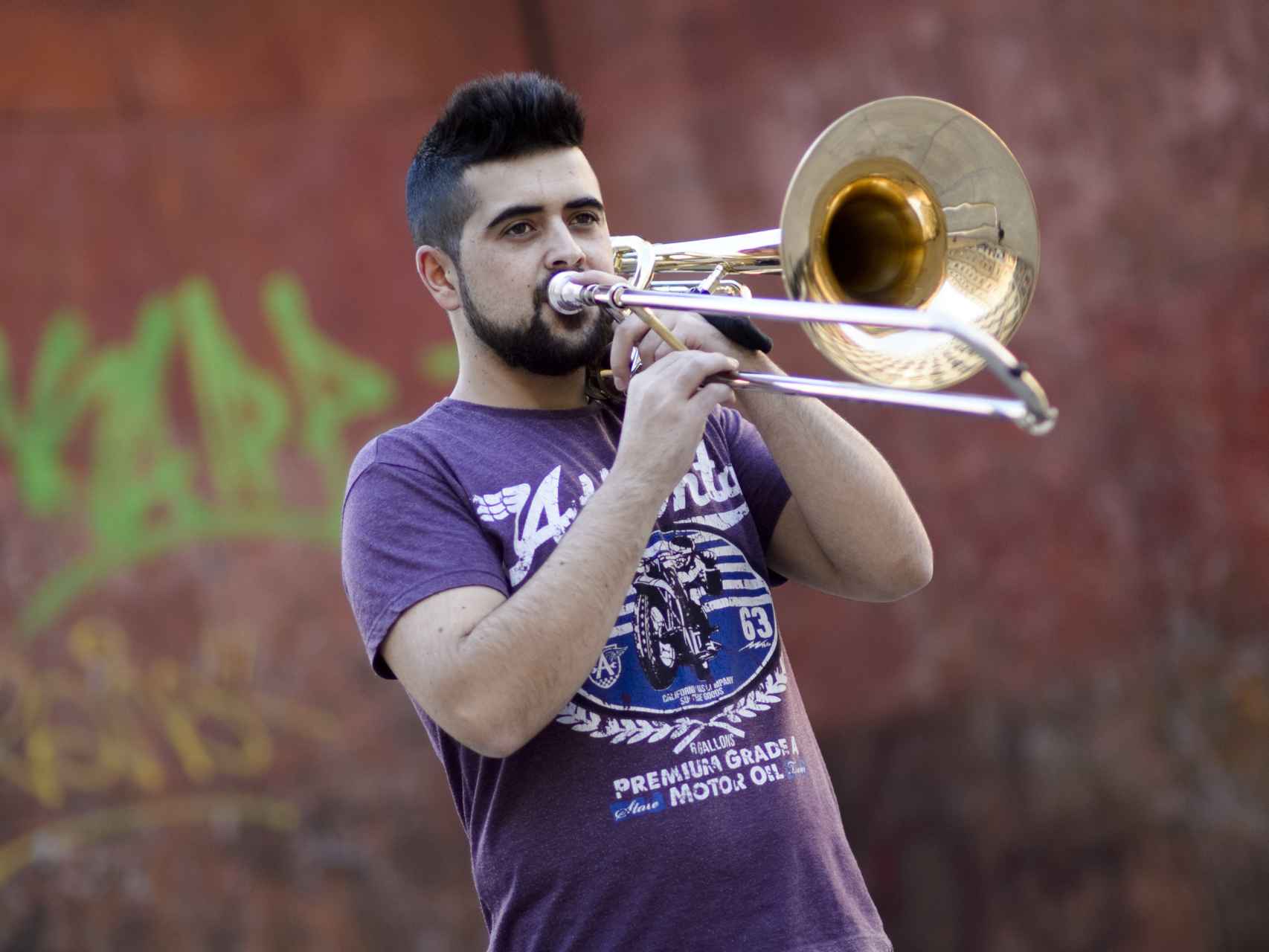 Jaime Paniagua tocando el trombón.