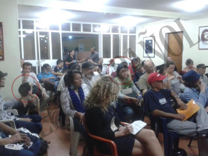 Maria José Aguilar, a la izquierda, presencia la charla junto a Anna Gabriel.