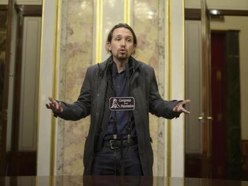 Pablo Iglesias responde a la prensa en el Congreso.