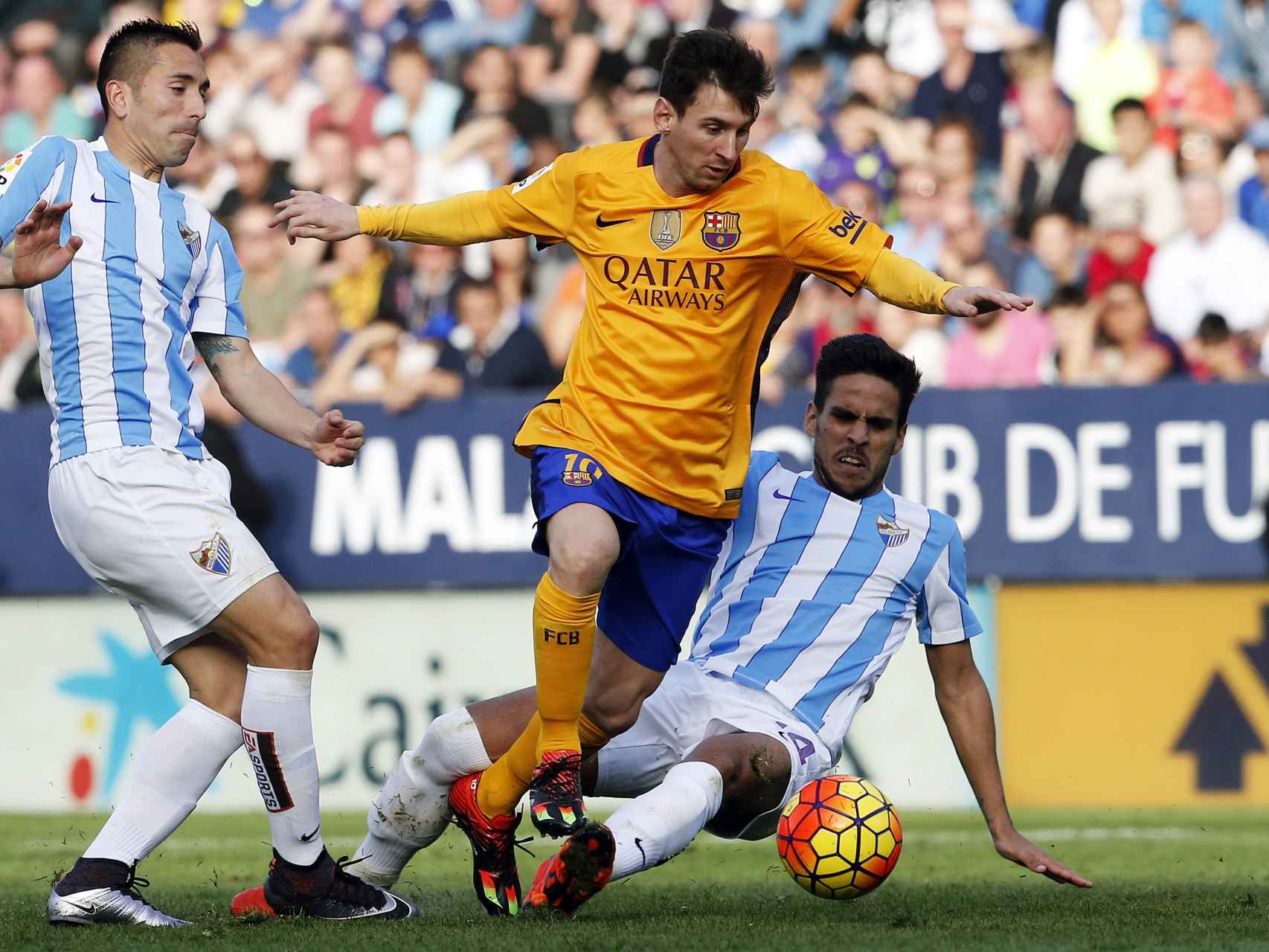 Messi conduce un balón ante el Málaga.