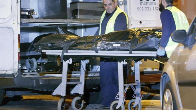 Varios operarios portan el cadáver de una de las víctimas por violencia machista en 2016.