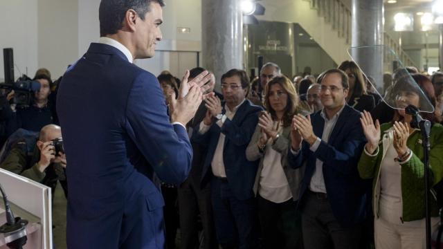 Sánchez, ante César Luena, Susana Díaz y Fernández Vara, en octubre