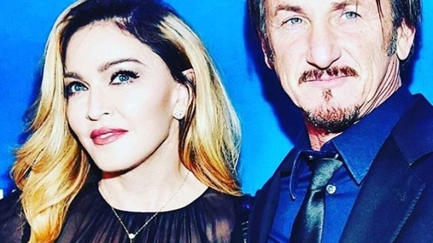 Madonna posa con Sean Pen en la gala Help Haití Home en Beverly Hills