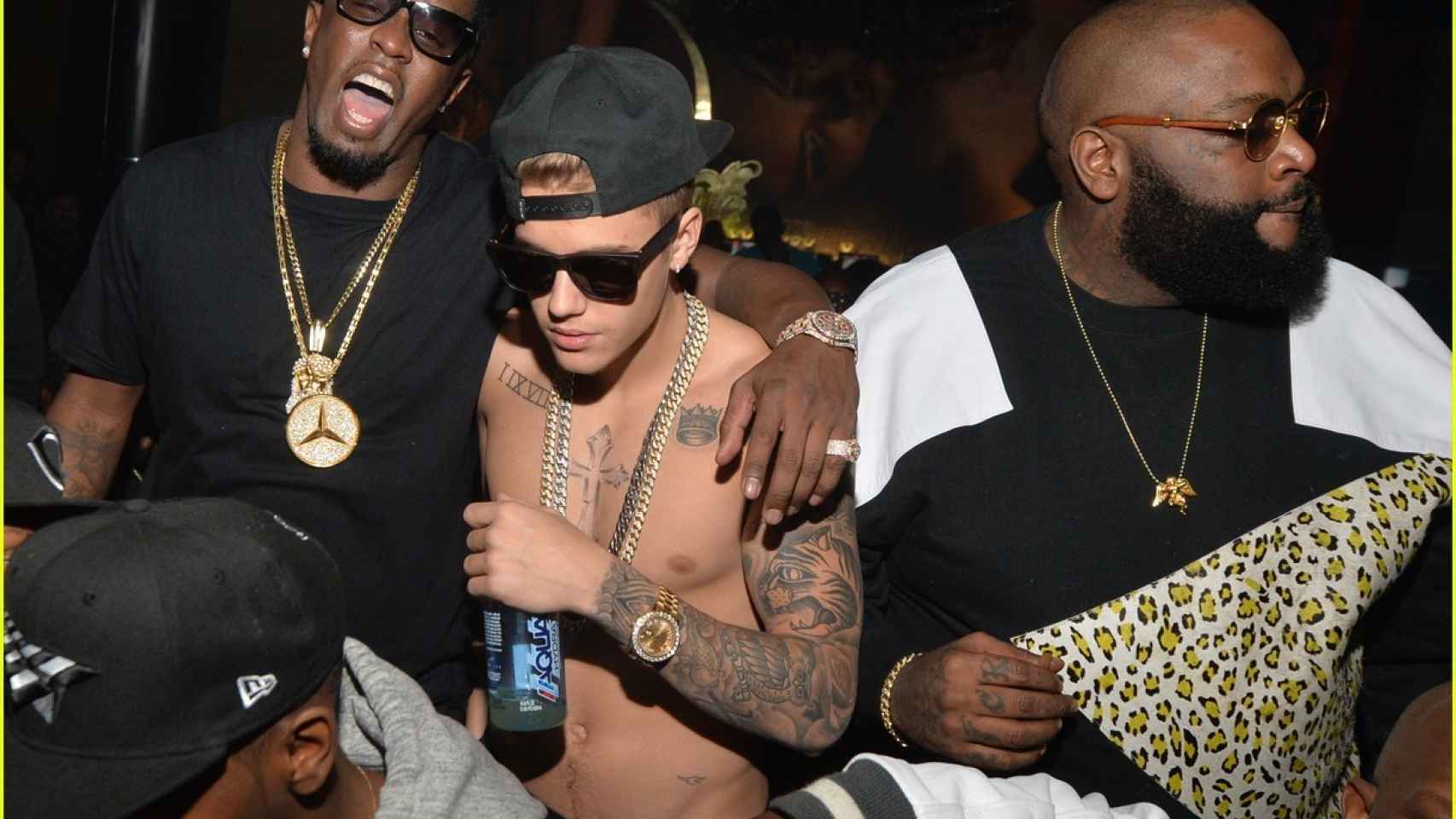 Justin Bieber y Puff Diddy saliendo juntos de fiesta