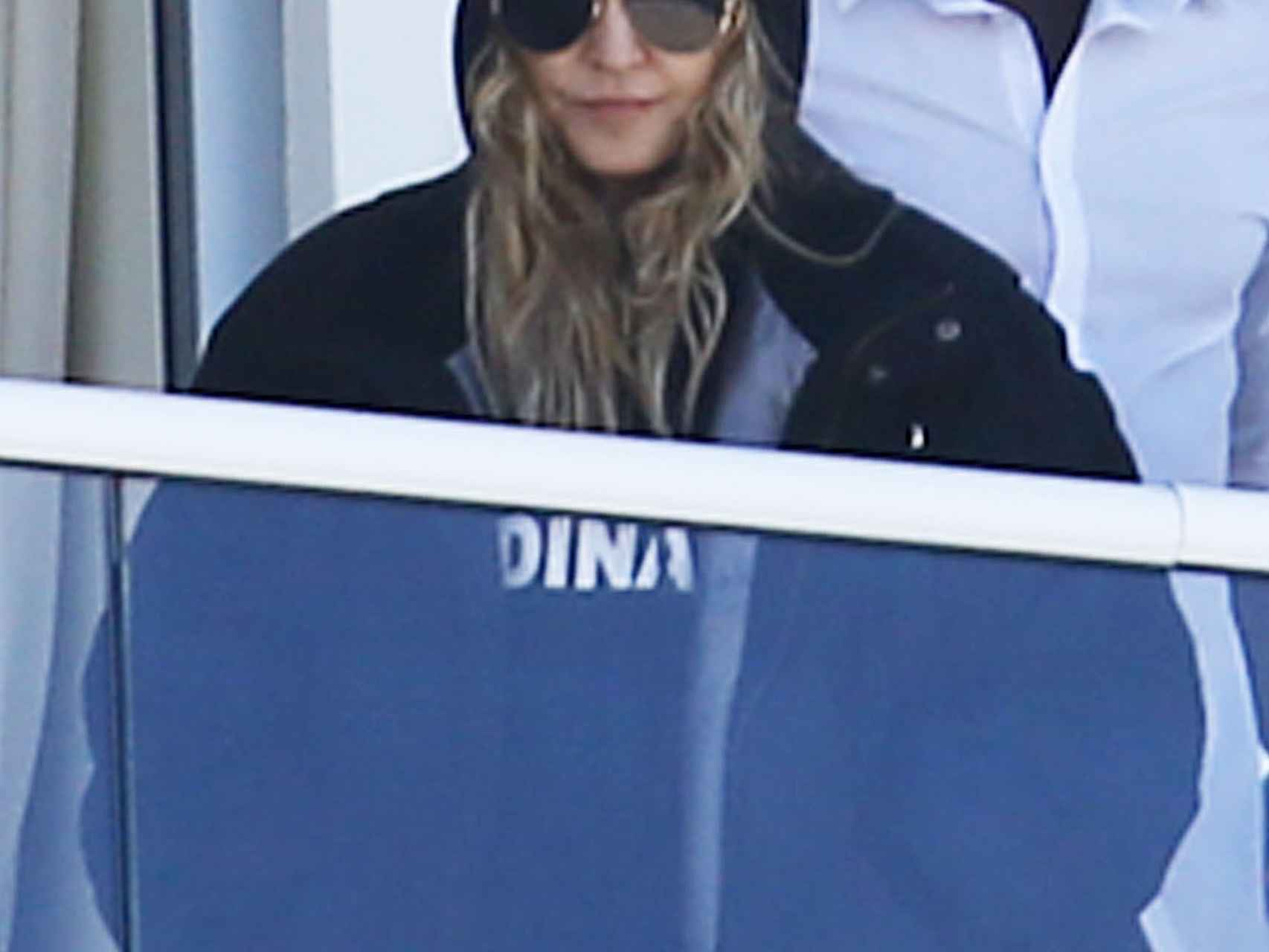 Madonna asomada al balcón de un hotel de Miami mientras ve como juegan sus hijos