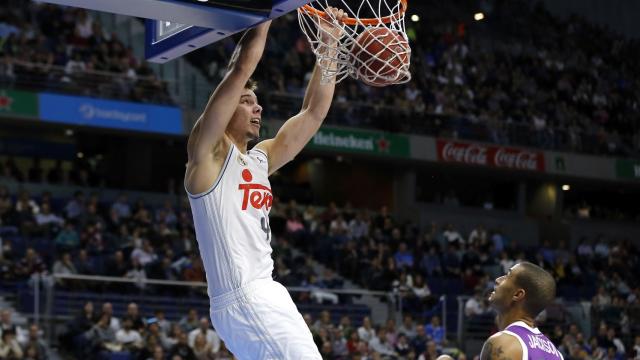 Willy Hernangómez hace un mate ante el Unicaja.