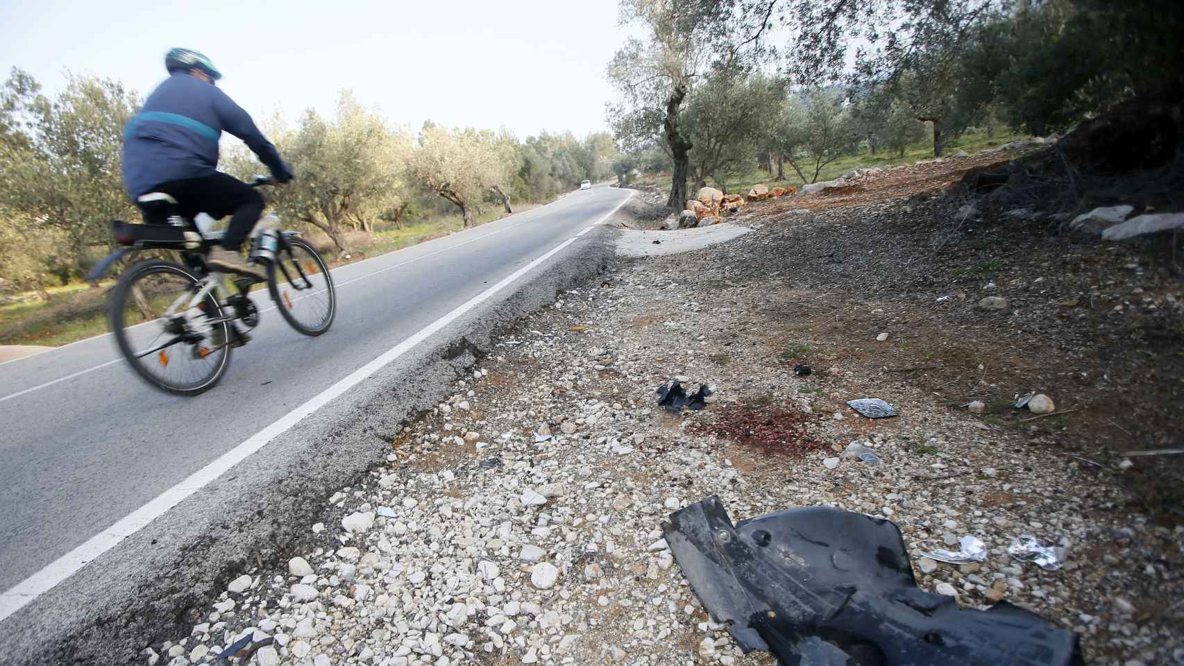 Un ciclista pasa por el punto del accidente en Benigembla (Alicante).