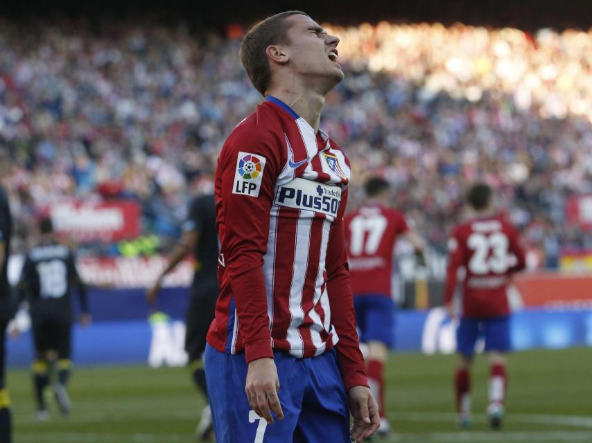 Griezmann se levanta tras perder ante el Sevilla.