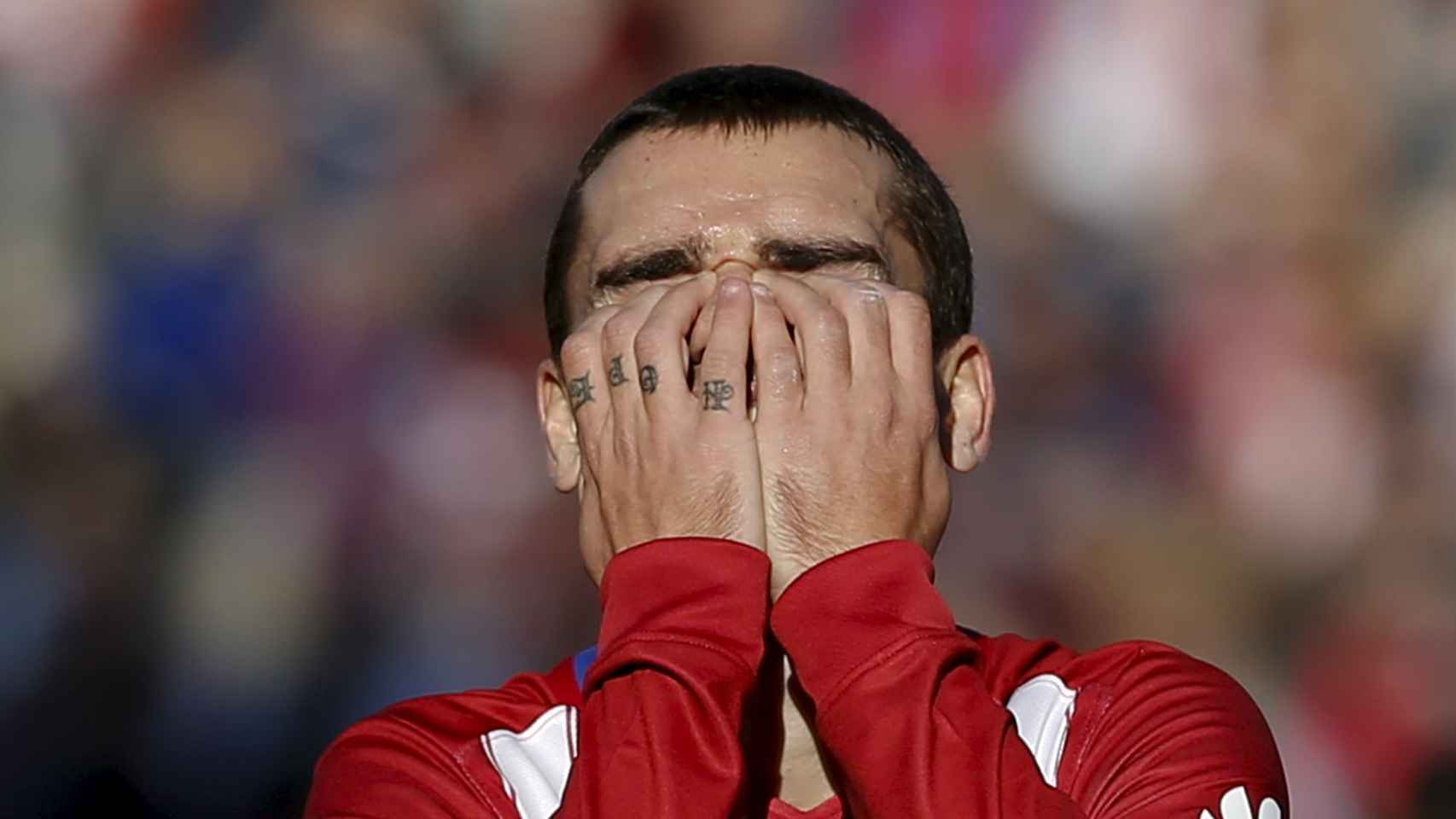 Griezmann se lamenta tras la derrota contra el Sevilla.