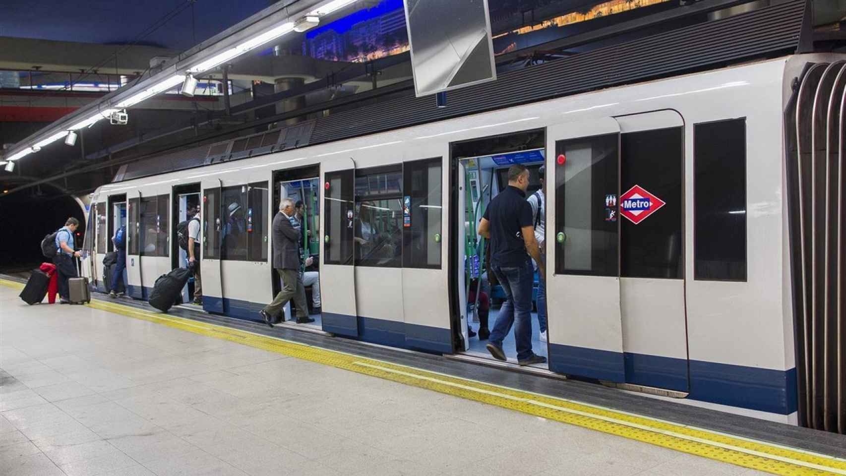 Usuarios del metro de Madrid acceden a un vagón.