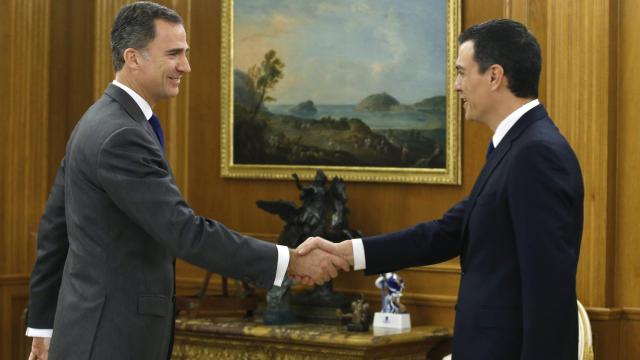 Pedro Sánchez junto al Rey en la primera ronda de consultas.