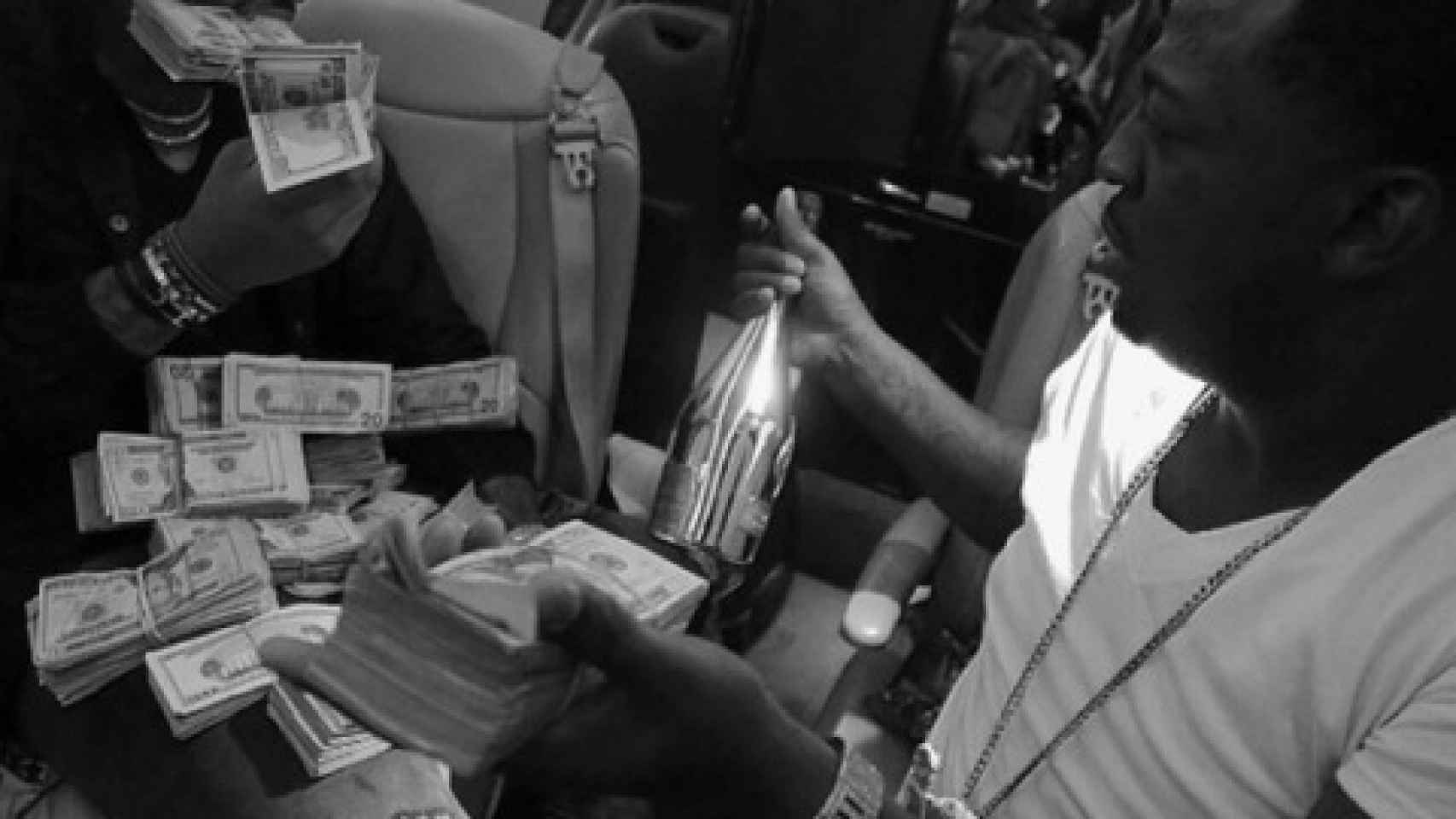 El rapero Future se divierte en su jet privado con champagne y billetes