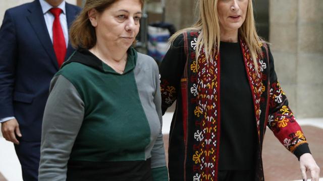 Cifuentes con la madre del menor