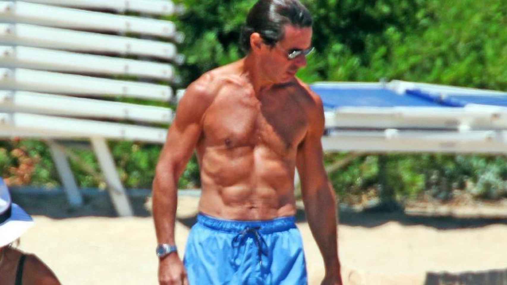 José María Aznar luciendo bíceps en las playas de Marbella