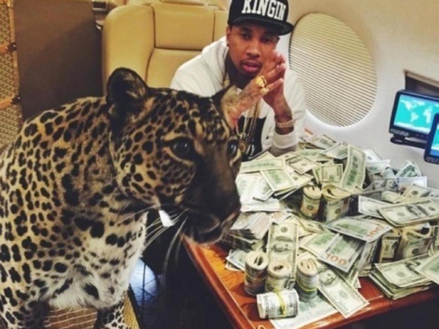 El rapero Tyga dentro de su avión privado