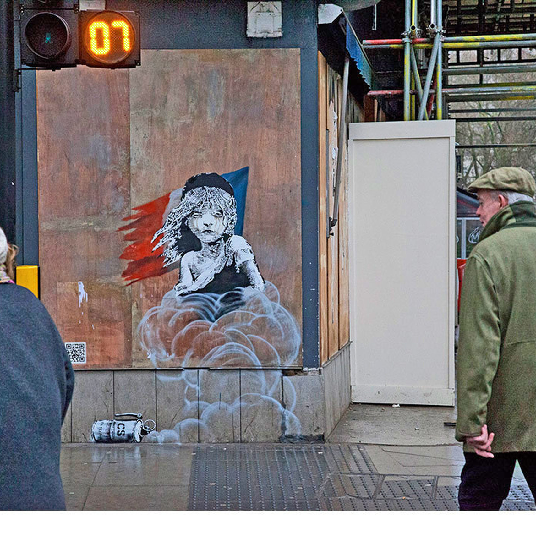 Banksy denuncia el uso de gas lacrimógeno en el campo de refugiados de Calais