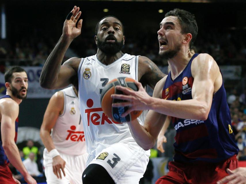 KC Rivers intenta frenar una entrada de Satoransky en el Clásico.