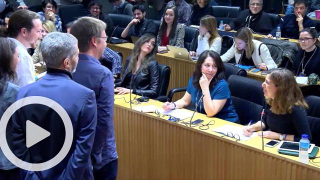 Ana Romero pregunta a Pablo Iglesias durante la rueda de prensa en el Congreso.