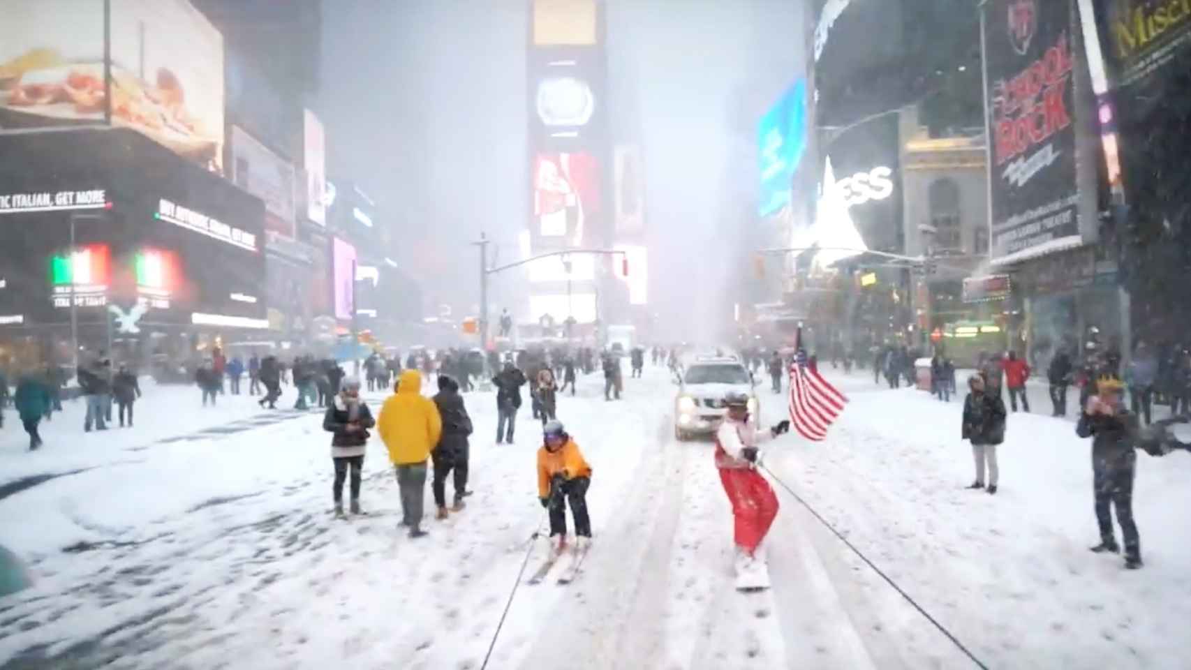 Un momento de 'Snowboarding with the NYPD'