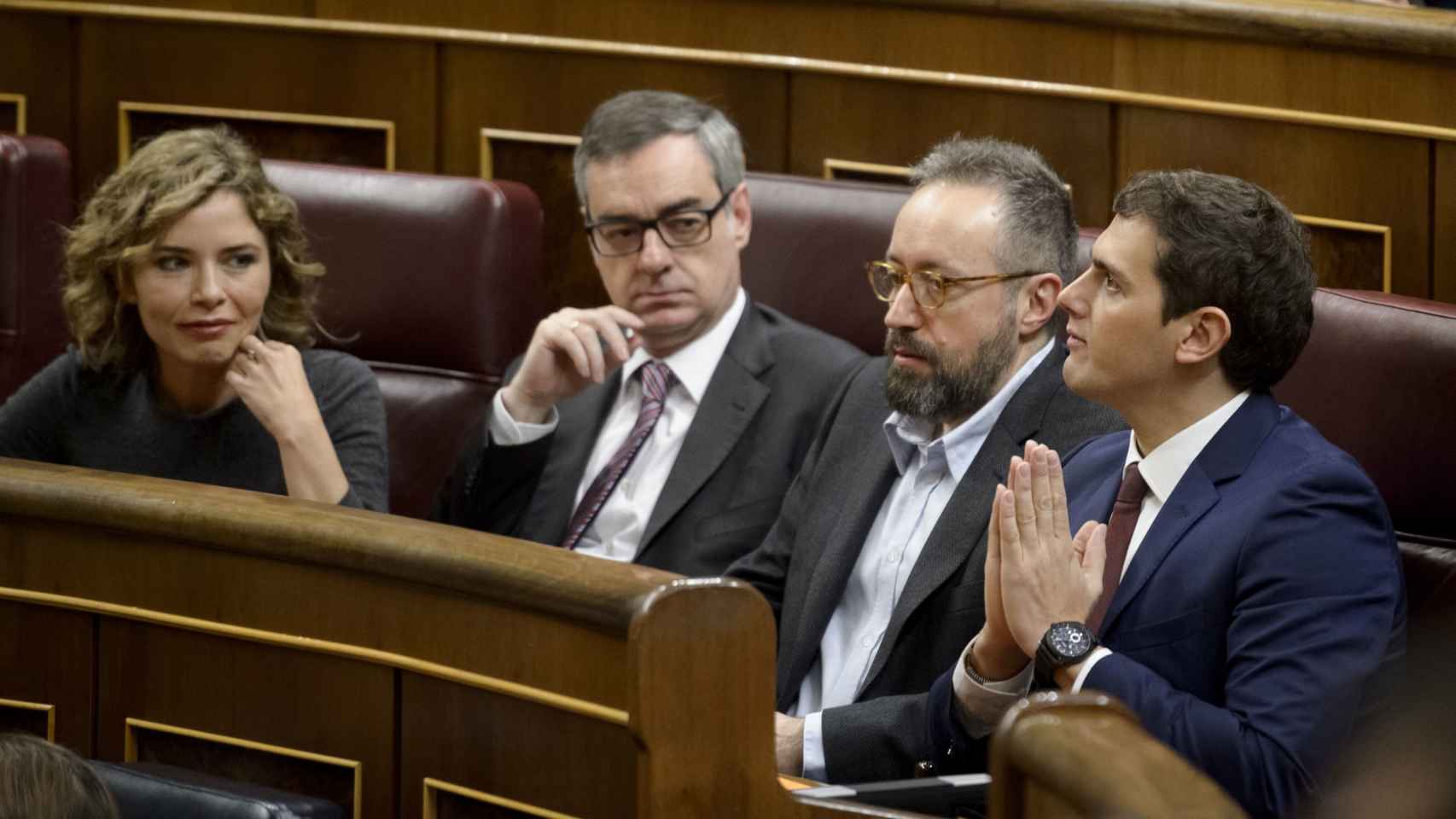Albert Rivera junto a diputados de su formación en el Congreso de los Diputados. / Dani Pozo