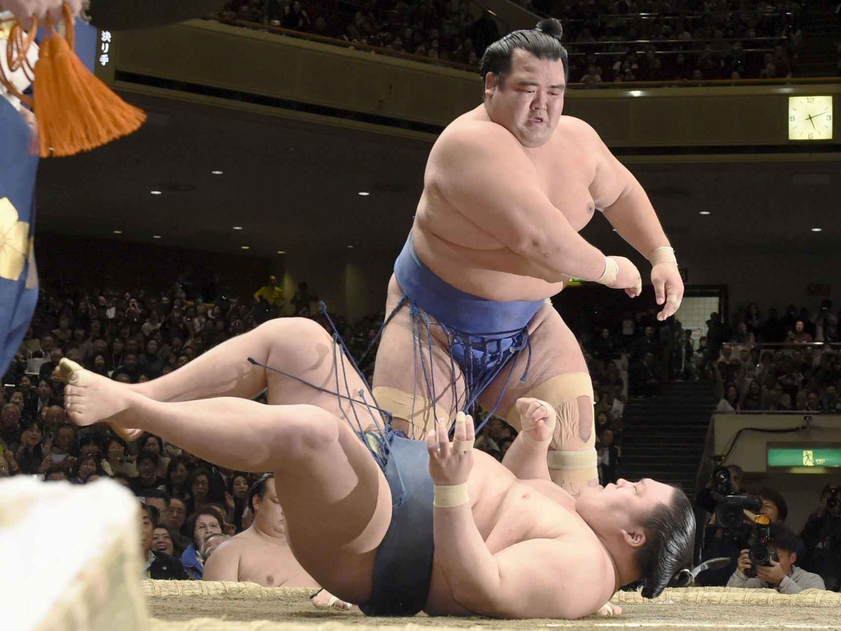 Kotoshogiku lanza a su rival, Goeido.