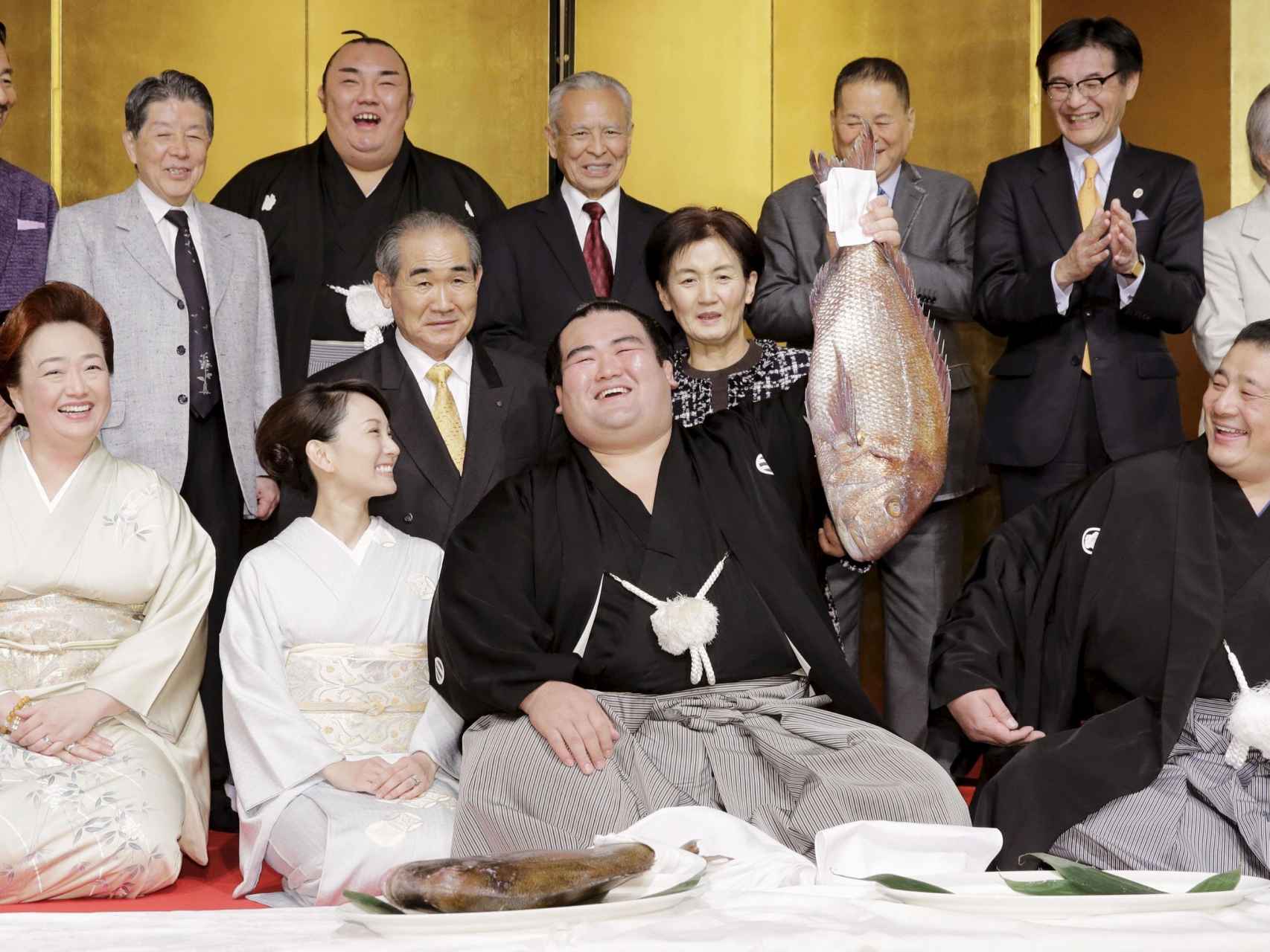 El nuevo emperador japonés del sumo, Kotoshogiku, celebra su título.