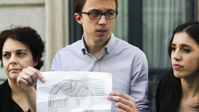 Íñigo Errejón, entre Gloria Elizo e Irene Montero.