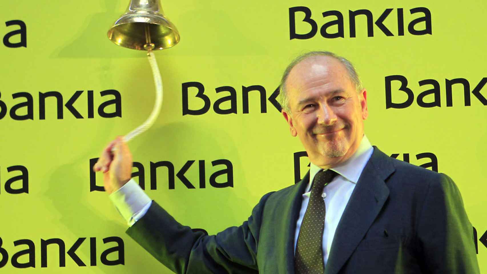 El expresidente de Bania, Rodrigo Rato, tocando la campana el día de la salida a bolsa.