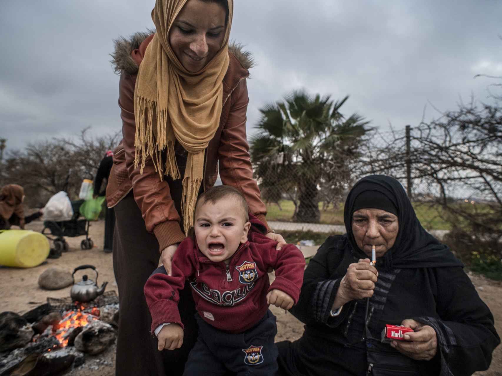 Una familia de refugiados frente al campo de golf de Melilla.