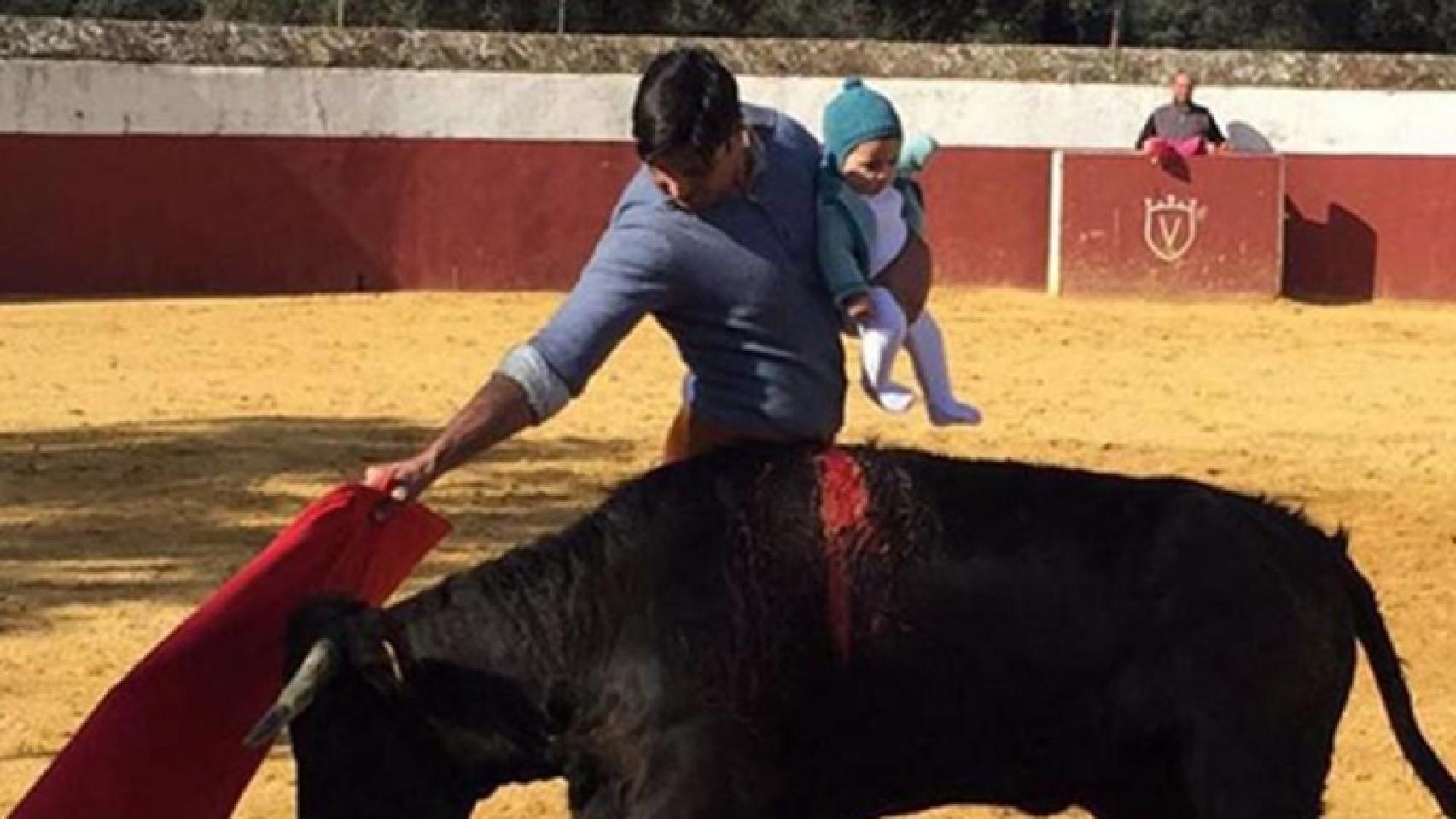 Fran Rivera torea con su hija en brazos (Instagram @f.r.paquirri)