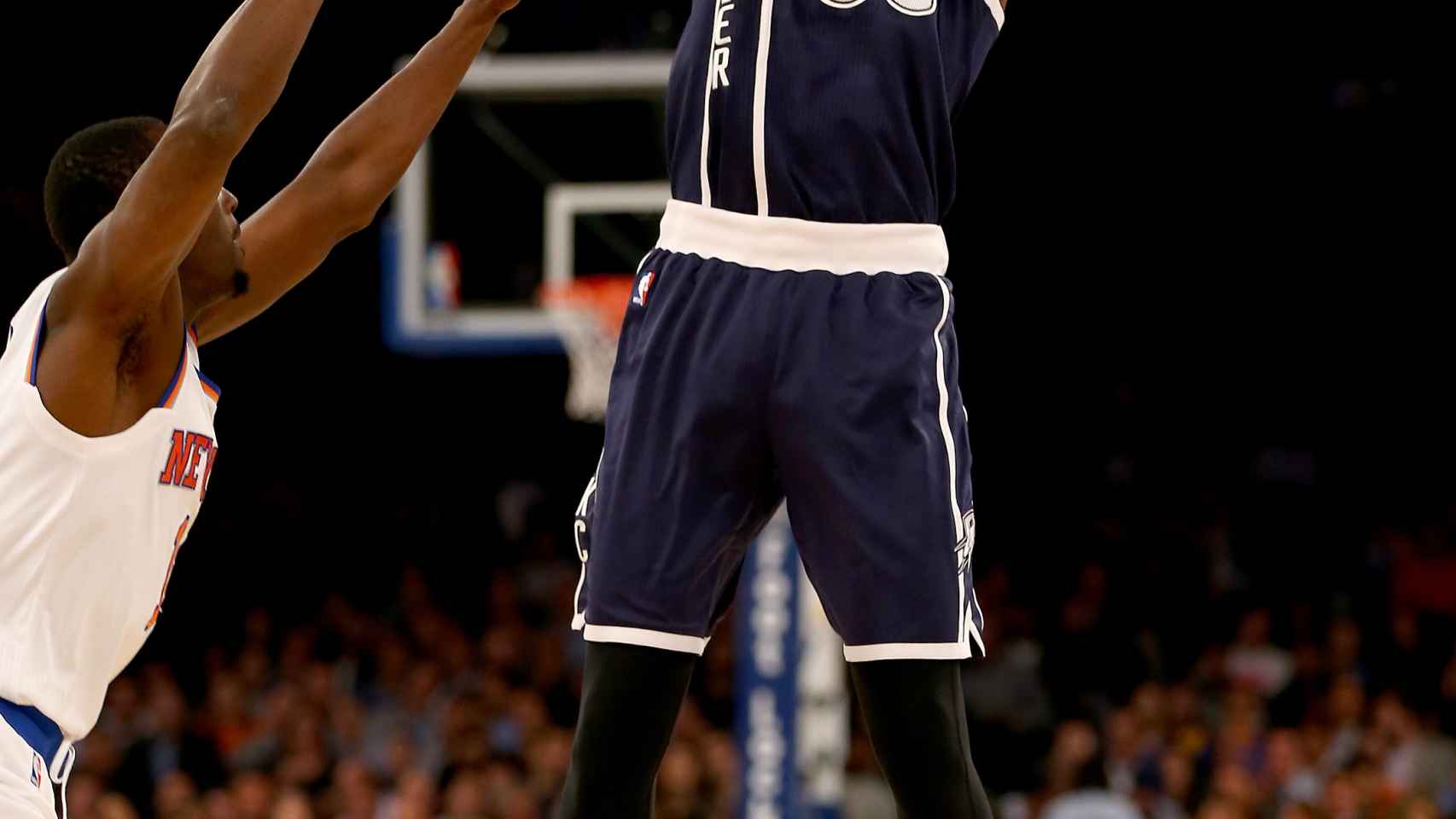 Kevin Durant intenta anotar ante los Knicks.