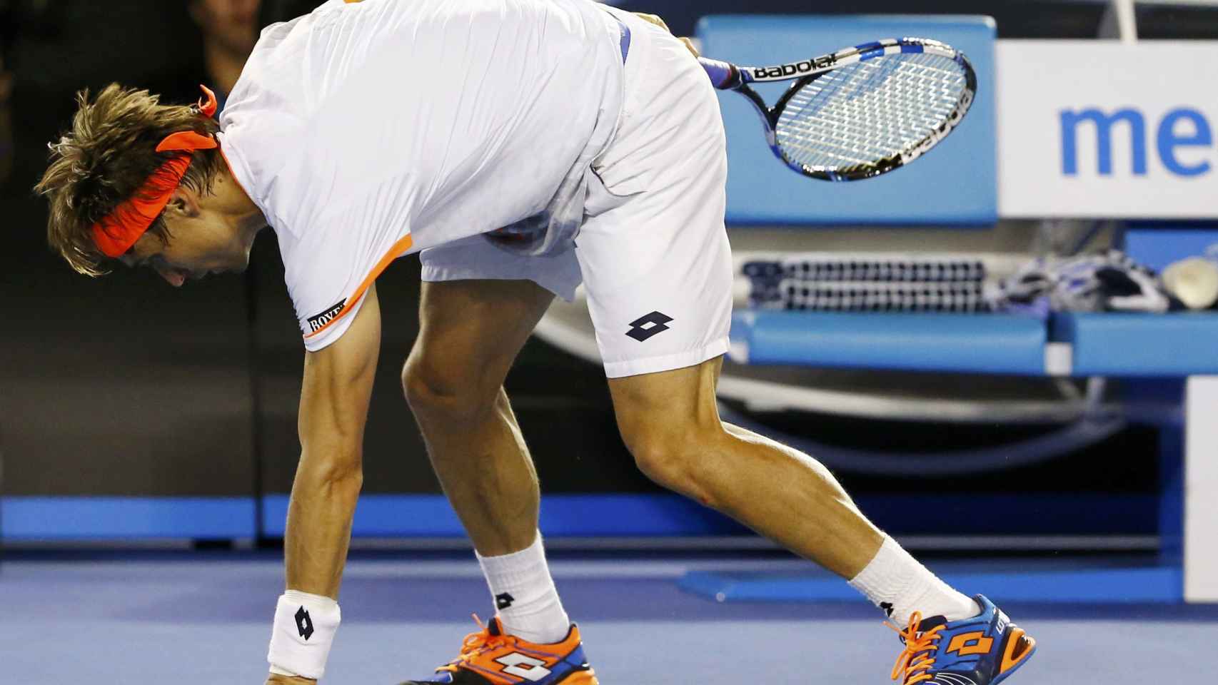 Ferrer toca el suelo durante su partido contra Murray.