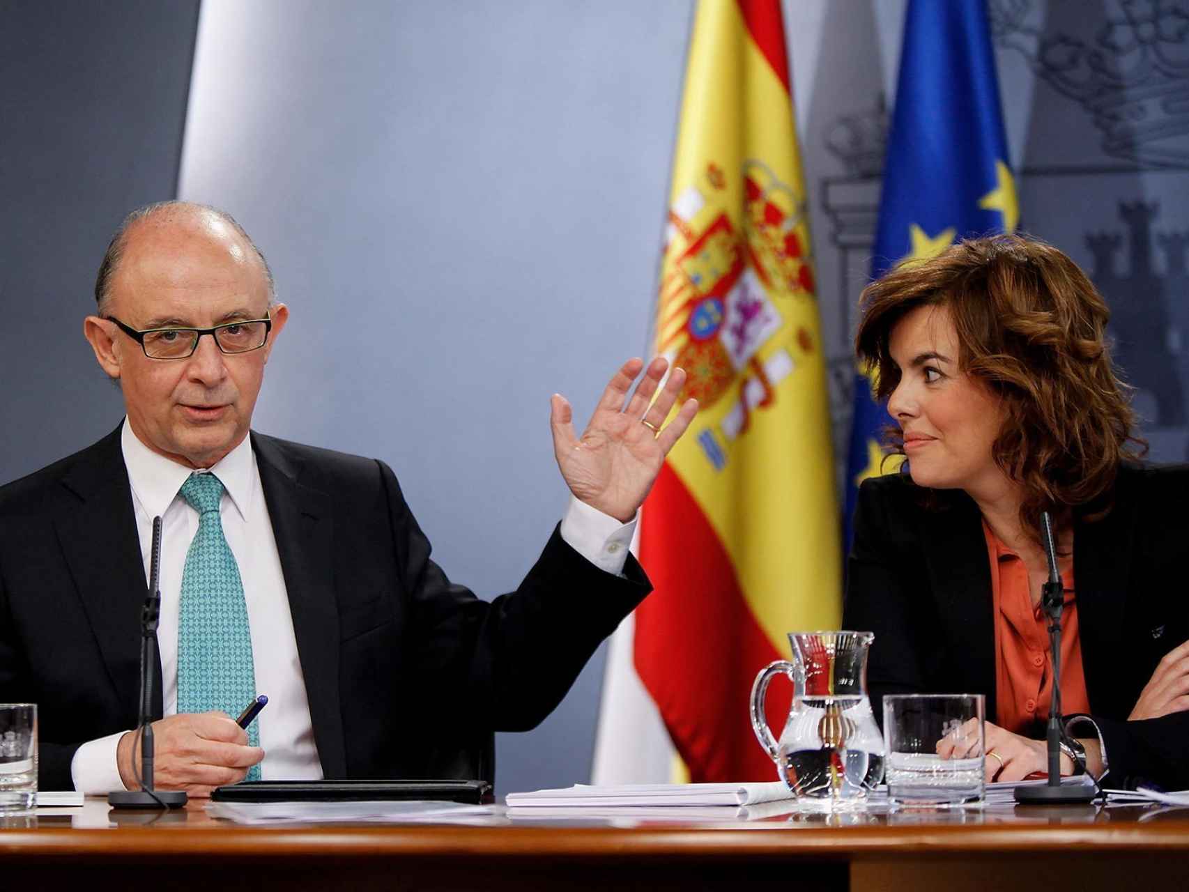 Cristóbal Montoro y Soraya tras un consejo de ministros.