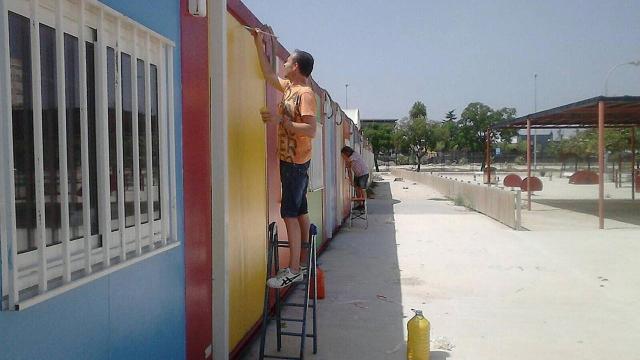 Padres pintan barracones en el colegio de Cremona.