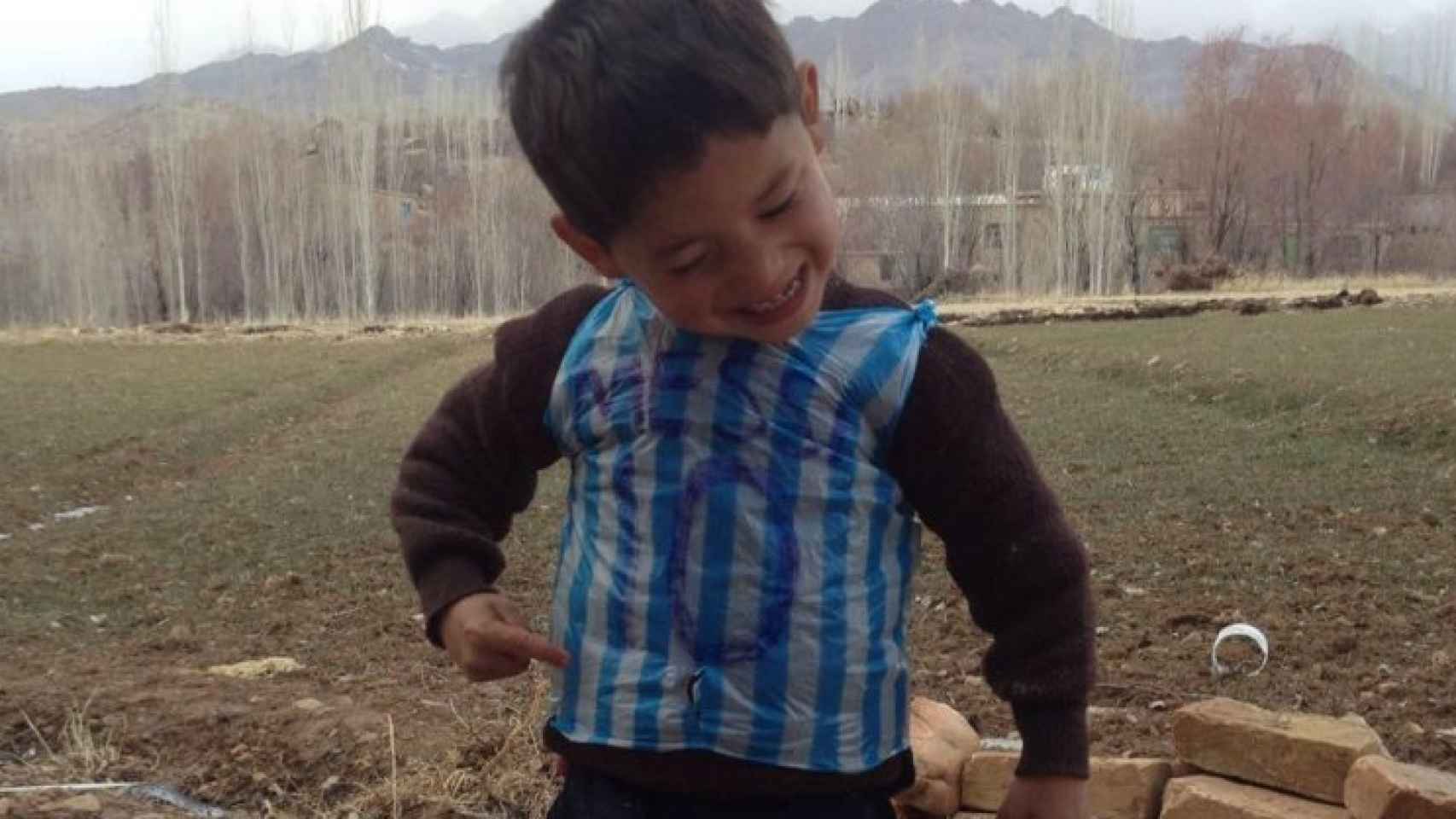 Murtaza Ahmadi posa con la camiseta en una foto subida a Facebook por la familia.