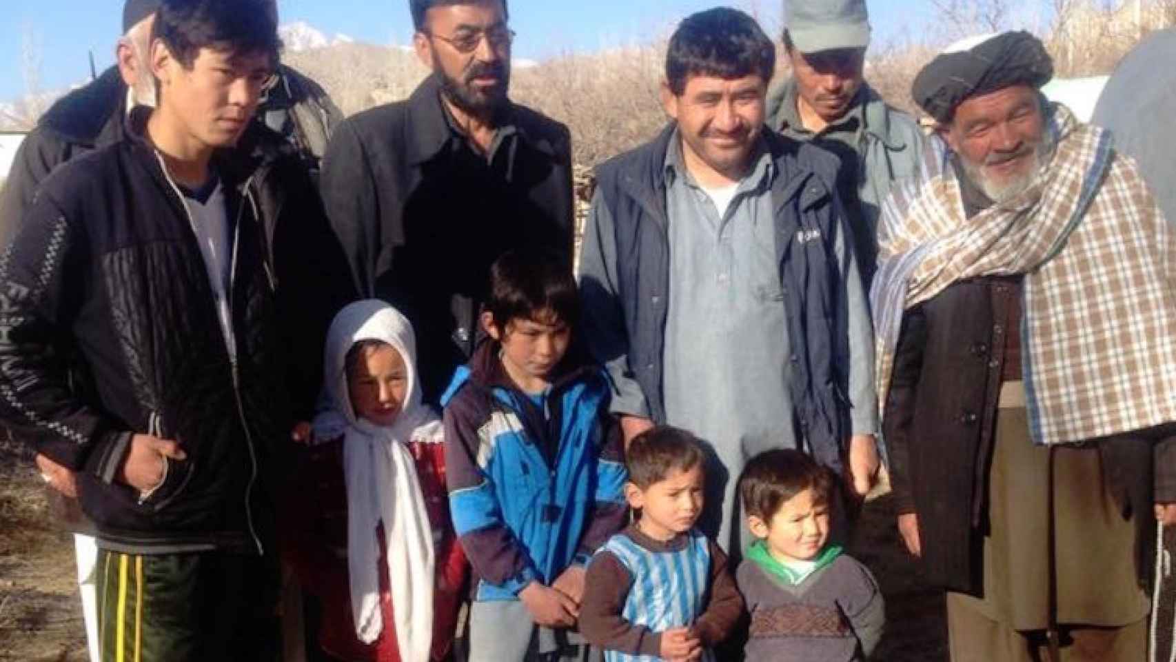 La familia Ahmadi y sus vecinos en una foto subida a Facebook