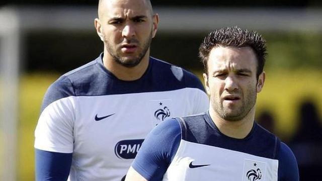 Kerim Benzema, junto a Mathieu Valbuena, en un entrenamiento con Francia.