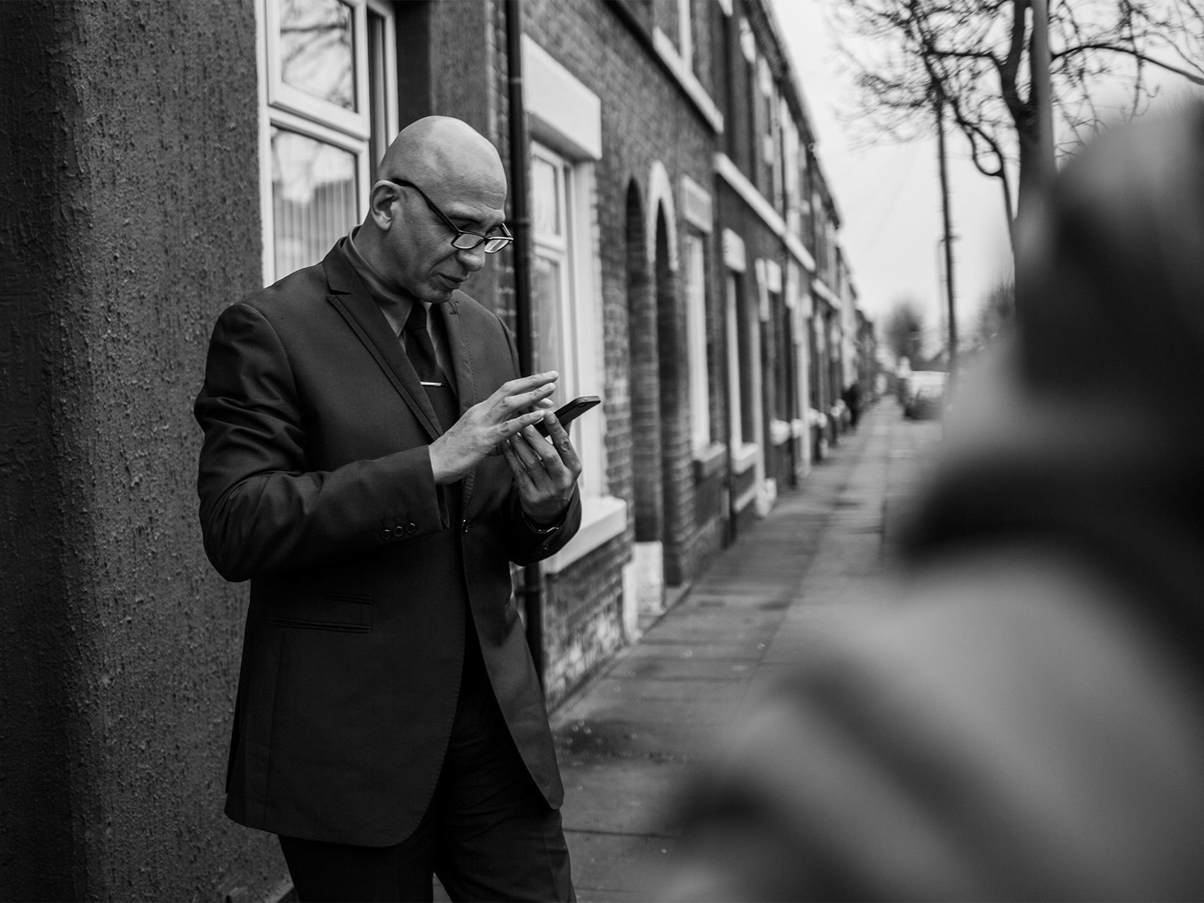 French consulta su móvil en un momento del paseo por el barrio.