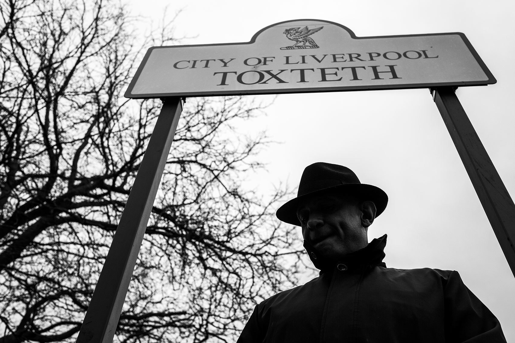 Debajo del cartel de Liverpool.